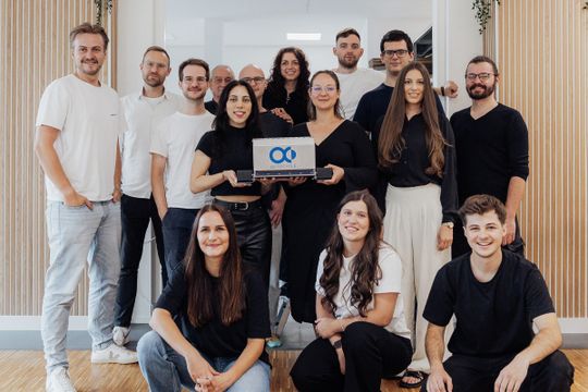 Mehr Umweltschutz in der Baubranche: Das Team des Start-ups Optocycle (Bild) aus Tübingen entwickelt ein KI-gestütztes Verfahren zum Bauschutt-Recycling. Die Deutsche Bundesstiftung Umwelt (DBU) fördert das Vorhaben mit rund 170‘000 Euro.(Bild:  © Optocycle GmbH)