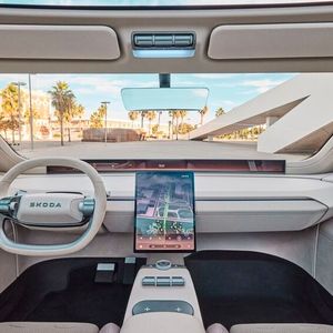 In der Mittelkonsole liegt gut erreichbar ein großer Dreh-Drück-Steller, flankiert von physischen Tasten für Klimafunktionen und Lautstärke.(Bild:  Skoda)