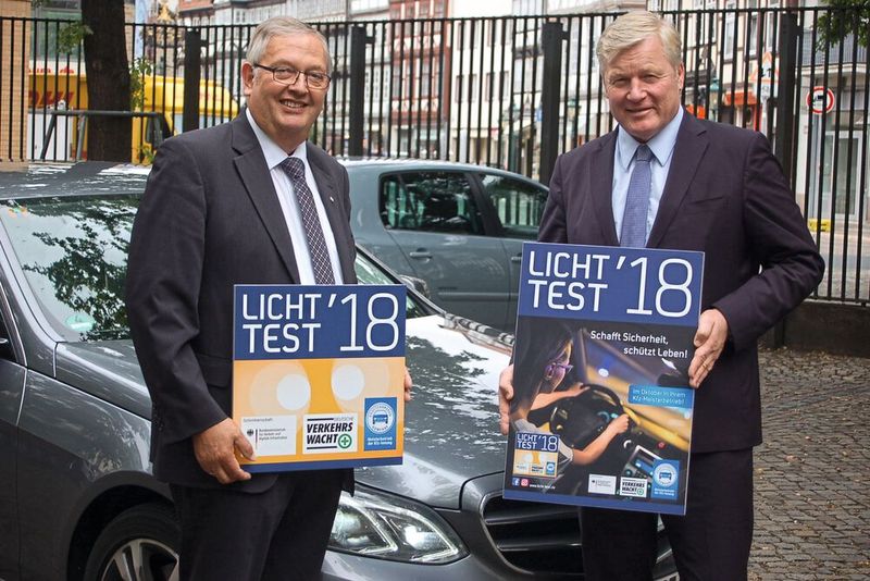 Bernd Althusmann (Wirtschafts- und Verkehrsminister in Niedersachsen, re.) und Karl-Heinz Bley (Präsident des Kfz-Gewerbes Niedersachsen-Bremen) mit Plakat und Plakette des Licht-Tests 2018.  (Bild: Landesverband NDS)