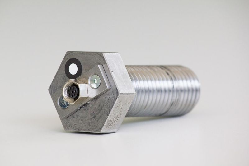 Die Sensorschraube misst, welche Kräfte genau in Maschinen wirken. Mit Hilfe der TU Darmstadt und gefördert durch das eXist-Programm wollen die Forscher Idee vermarkten.  (TU Darmstadt)