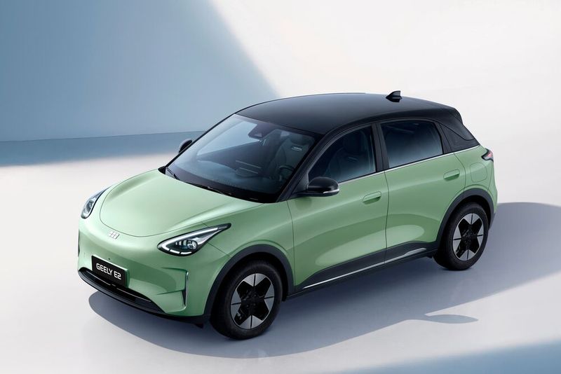 Platz 3 und ganz neu in Deutschland: Geely E2. Den Einstieg bildet die Variante E2 Pro mit einer Leistung von 60 kW sowie einem 35-kWh-Akku. Die WLTP-Reichweite beträgt 252 Kilometer. Preis: 19.990 Euro. Der E2 teilt sich den dritten Platz mit dem ...  (Bild: Geely)