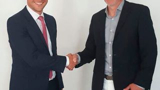 Johannes Höfflin, Area Sales Manager der Real Garant Versicherung AG (li.), und Marc Berner, Geschäftsführer der Carmando GmbH, freuen sich über die neue Partnerschaft. (Real Garant Versicherung AG)