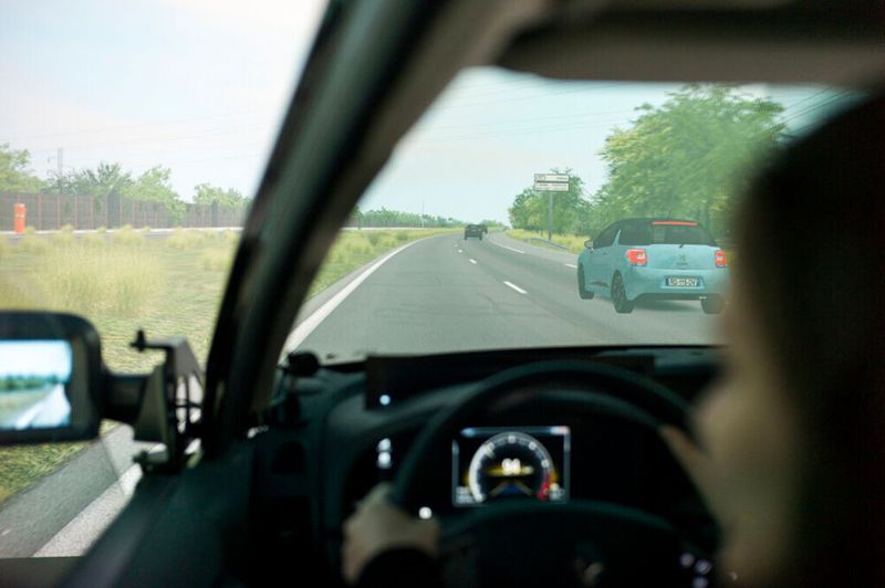 Einblick in eine Simulation: Der neue Fahrsimulator „Roads“ im Testzentrum der Renault Group im französischen Guyancourt.(Bild:  Autoren-Union Mobilität/Renault)