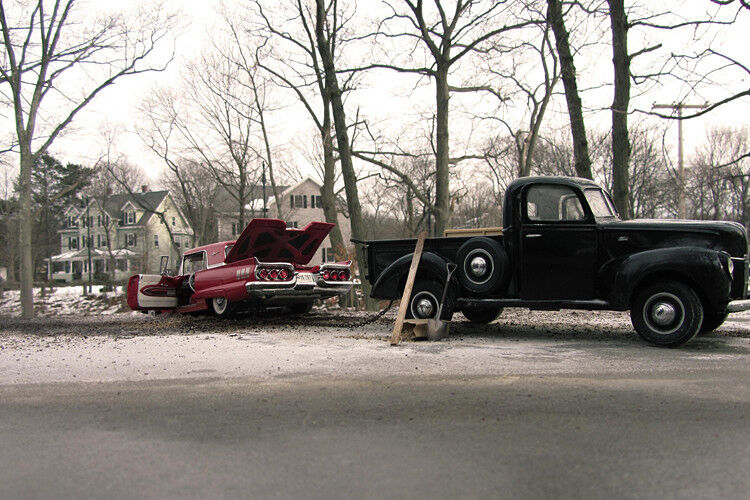 Ein schwarzer Pick-up zieht einen pinken Ford Thunderbird aus dem verschneiten Straßengraben – der Schnee ist übrigens Back-Natron. (Foto: Michael Paul Smith)