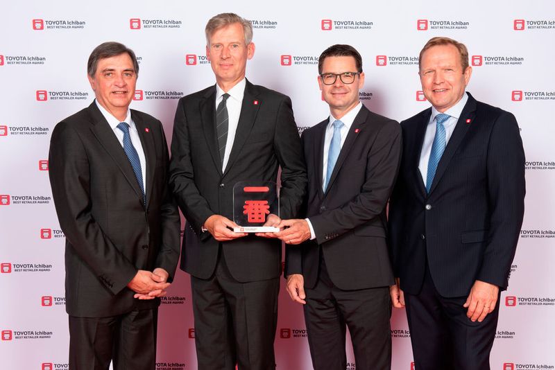 Thorsten Voigt und Dominic Borchert (2. u. 3. v. li.) nahmen den Preis für die Autowelt Kaiserslautern entgegen. (Toyota)