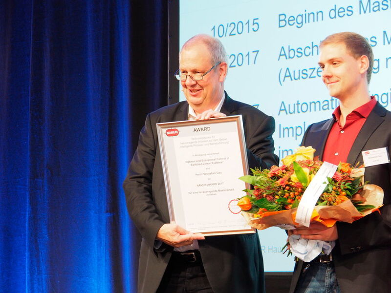 Preisträger Namur-Awards: Sebastian Gau, BASF, entwickelte ein neues Lösungsverfahren für geschaltete Systeme mithilfe prädiktiver Regelungen, indem das diskrete Schaltsignal durch eine kontinuierliche Größe ersetzt wurde.  (Mühlenkamp / PROCESS)