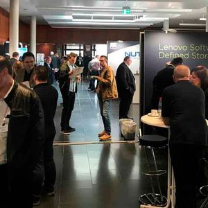 Auf der großzügig gestalteten Ausstellerfläche kann man sich mit Herstellern wie Arcserve, Cloudian, HGST, Lenovo, Nutanix, Zadara und noch vielen anderen mehr in aller Ruhe austauschen. (Bild:  Vogel IT-Akademie)