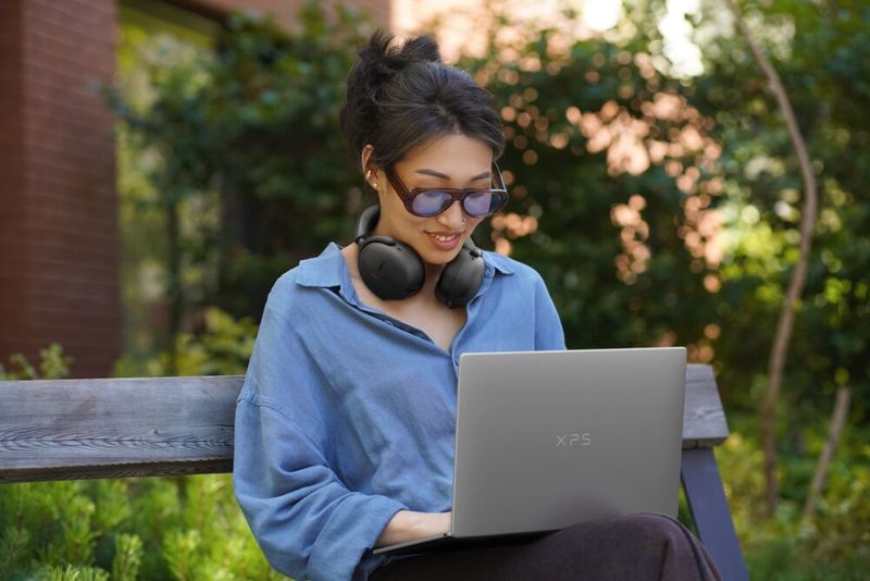 Mit einem Kilogramm Gewicht ist das Dell XPS 13 noch leichter. Mit einem Intel-Core-5-320-Prozessor bestückt soll es beim Streaming trotzdem bis zu 17 Stunden ohne Steckdose durchhalten. (Bild: Dell Technologies)