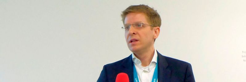 Jakob Schillinger, Business Consulting Manager, Siemens PLM Software, erläuterte im Rahmen einer Presskonferenz auf der Hannover Messe 2019, wie man mit der Low-Code-Plattform von Mendix schnell und einfach Apps erstellen kann. (Bild:  Schreier)