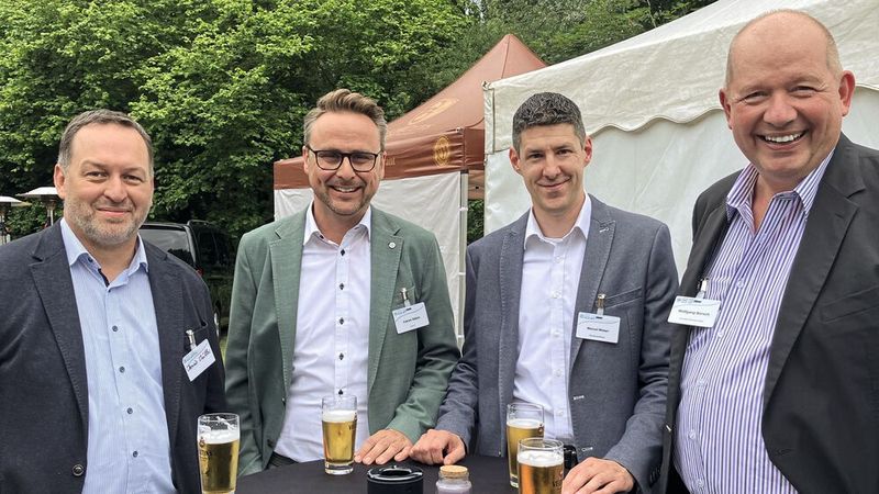 Freunde und Förderer: (v. l.) Dennis Müller (KIA Deutschland), Patrick Rittich (Bank 11), Manuel Weber (KIA Deutschland) und Wolfgang Börsch (Loco Soft) . (Bild: Doris Pfaff – VCG)