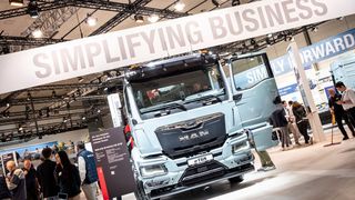 Auf der IAA Transportation wurde die Vielfalt im Lkw-Antriebsstrang gezeigt: Elektrisch mit Batterie oder Brennstoffzelle, Verbrenner betankt mit Wasserstoff (gasförmig oder flüssig), Biogas, Biodiesel oder HVO. (Bild: VDA/IAA Transportation 2024)