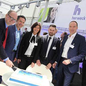 (v.l.) Dieter Philippi, Jörg Herweck (beide Herweck), Silvia Müller (Telefonica), Timo Klasen (Herweck) und Stephan Petry (Telefonica)(Bild: Herweck)