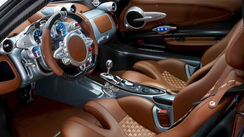Ein Schmaus für Augen und Hände: der eigenständig gestylte Innenraum des Huayra Codalunga. (Bild: Pagani)
