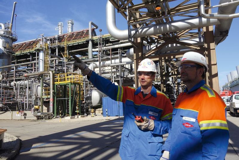 Jörg Friedrich (links) und Reiko Hass beim Rundgang durch die Anlage. Sie koordinieren den Turnaround und prüfen täglich, ob alles nach Plan läuft. (Tüv Süd)