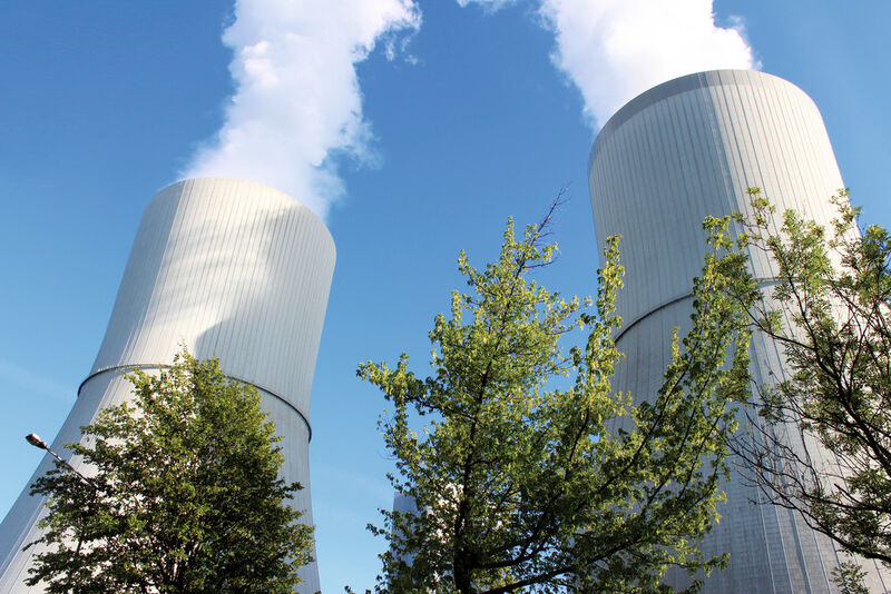 Abb. 1: Um den riesigen Bedarf an elektrischer Energie für Industrie und andere Verbraucher zu decken, sind in Deutschland neben anderen Energieerzeugern zahlreiche Wärmekraftwerke in Betrieb. (© frilled_dragon - Fotolia)