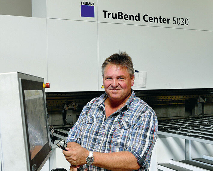 Jürgen Bickel, Geschäftsführer der Bickel GmbH Metallbau Blechtechnik im badischen Oberderdingen ist von seiner jüngsten Investition in die Schwenkbiegetechnik mit der TruBend Center 5030 von Trumpf begeistert. (Bild: Kuhn)