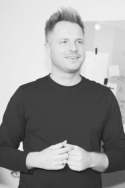 Die Neura Robotics GmbH entwickelt kognitive Roboter. Dabei handelt es sich um Maschinen mit menschlichen Zügen, die in der intelligenten Fertigung oder in der Medizintechnik eingesetzt werden können. Die Roboter verarbeiten sensorische Reize wie Sehen, Hören und Tasten und reagieren auf neue Situationen, ohne vorher darauf programmiert werden zu müssen. Um seine Innovationen voranzutreiben, arbeitet Neura Robotics eng mit Forschern zusammen und investiert Millionenbeträge in Innovationsprojekte. Im Bild: Geschäftsführer David Reger. (Bild: Neura Robotics)