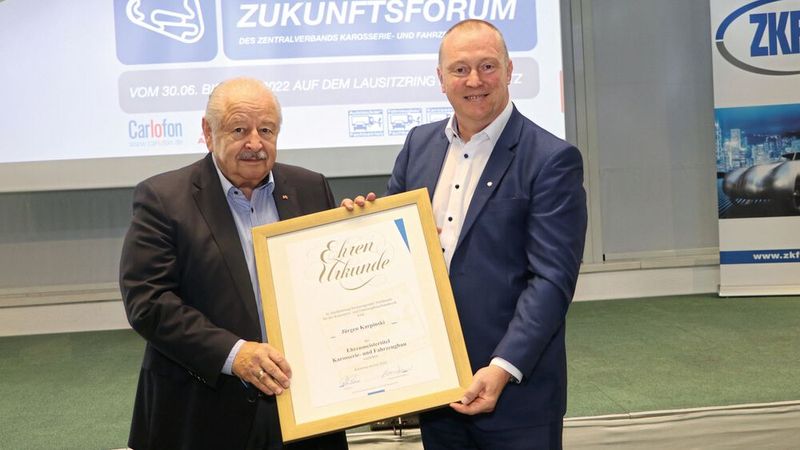 ZDK-Präsident Jürgen Karpinski (l.) bekam von ZDK-Vorstandsmitglied und ZKF-Präsident Peter Börner die Urkunde zum Ehrenmeister Karosserie- und Fahrzeugbau überreicht. ZDK-Präsident Jürgen Karpinski (l.) bekam von ZDK-Vorstandsmitglied und ZKF-Präsident Peter Börner die Urkunde zum Ehrenmeister Karosserie- und Fahrzeugbau überreicht.
