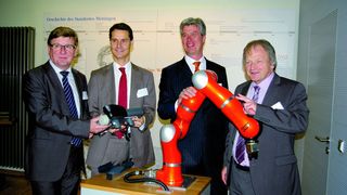 Die Macher und ihr Werk (v. l.): Günter Kasper und Dr. Michael Zürn von der Daimler AG sowie Manfred Gundel von der Kuka Roboter GmbH und Prof. Gerd Hirzinger vom Deutschen Zentrum für Luft- und Raumfahrt (von links) hinter dem Leichtbauroboter (Archiv: Vogel Business Media)