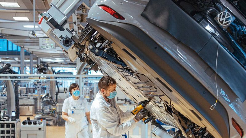 Die Produktion des ID 3 (hier in der Gläsernen Fabrik in Dresden) kommt wieder in Schwung.(Bild:  Volkswagen)