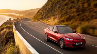 Der Mustang Mach-E ist Fords erstes batterieelektrisches Modell, das von Grund auf als solches konzipiert wurde. (Ford)
