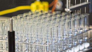 Aus allen Rohren: Mit Methoden der Hochdurchsatzforschung hat das Clariant-Labor schon über 17.000 Katalysatoren getestet. (Billy Cole | Orange Photography/Clariant)