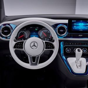 Im Interieur stechen weiße Ledersitze, weiße Ledereinsätze am Armaturenbrett und in den Türen sowie ein weißes Lederlenkrad hervor.(Bild:  Mercedes)