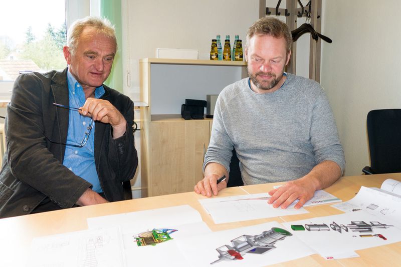 Andreas Richter, SEW-Eurodrive (li.), und Torsten Seidel, ECT-Kema GmbH, besprechen die Antriebsauslegung für einen Schneckenextruder.  (SEW-Eurodrive)
