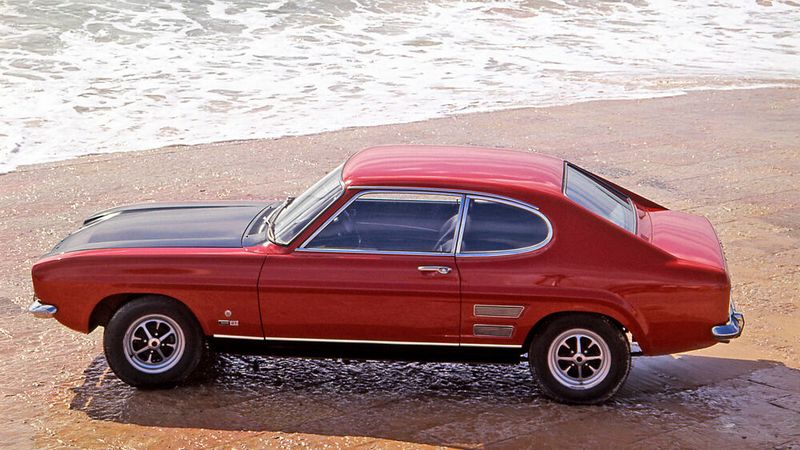 Mattschwarze Motorhauben oder Rallyestreifen als Speedinsignien: einst Statussymbole, wie hier beim Ford Capri von 1969. (Bild: Ford)