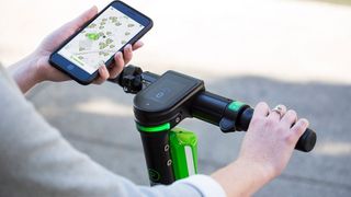 Die derzeit eingesetzten E-Scooter werden von Pendlern noch nicht richtig angenommen. (LIme)