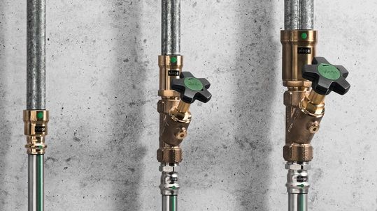 Die „Megapress“-Übergangsstücke aus Siliziumbronze mit Innen- bzw. Außengewinde sowie alternativ mit Pressanschluss bringen ein hohes Maß an Flexibilität, wenn zum Beispiel in bestehenden Trinkwasserinstallationen Armaturen ausgetauscht werden müssen.(Bild:  Viega)