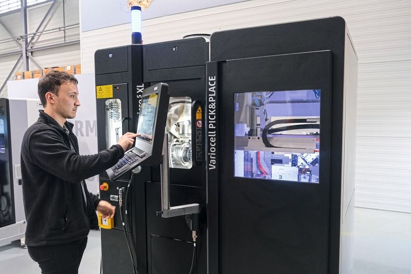 Intelligente Automation für die Mikrobearbeitung mit der «Micro5 XL». Hier die Kombination mit der neuen «Variocell Pick&Place» für das Handling von Werkstücken bis 2,5 kg. (Bild: Chiron)