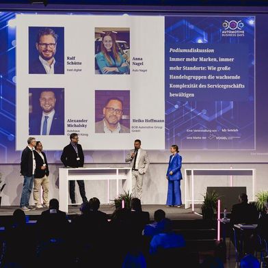 Auf den Automotive Business Days diskutierte Moderator Jan Rosenow (»kfz-betrieb«) mit Heiko Hoffmann (BOB Automotive), Ralf Schütte (Trast Digital), Alexander Michalsky (Autohaus Gotthard König) und Anna Nagel (Auto Nagel) (von links nach rechts). (Stefan Bausewein)