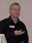 Prof. Ulrich Kubitscheck, Institut für Physikalische und Theoretische Chemie, Universität Bonn, beschrieb die Möglichkeiten der Lichtscheiben- und konfokalen Line-Scanning Mikroskopie.  (Bild: PhotonicNet)