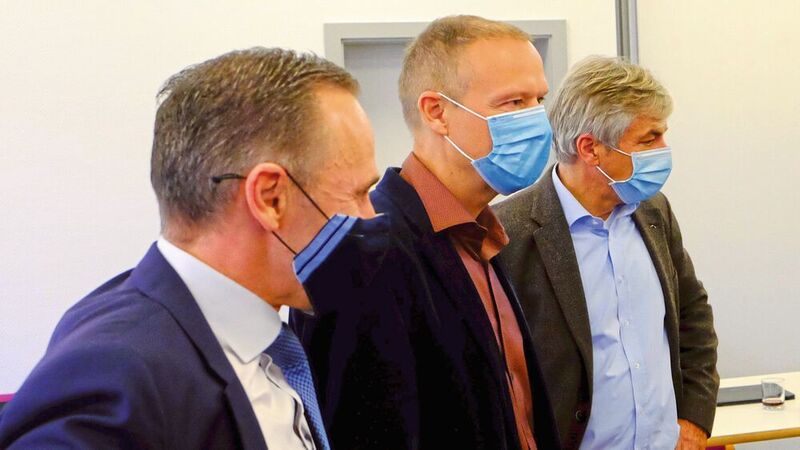 Maskenpflicht: Vorbildlich verhielten sich (v. li.) Jörg Bernhardt (Nürnberger Versicherung), Martin Seydell und Tim Schneider (beide Kfz-Landesverband Schleswig-Holstein). (Zietz/»kfz-betrieb«)