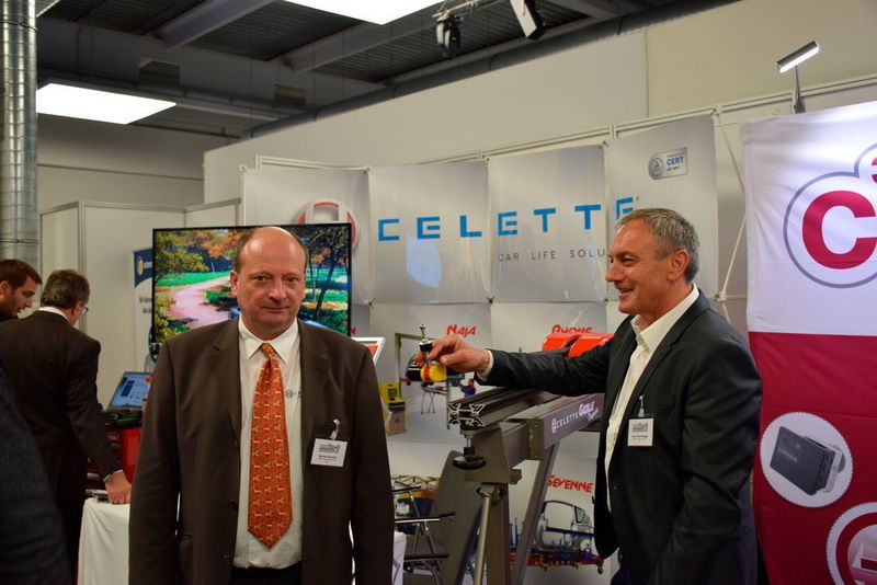 Bernd Schmitt (li.)und Karl-Heinz Brügel von Celette Deutschland hatten nicht nur das hauseigene 3-D-Karosseriemesssystem Naja dabei sondern stellten auch das neue Universalrichtsatzsystem „Cameleon“ vor. Zielgruppe des frei adaptierbaren Systems sind vorerst Kleinserienfahrzeuge und Nischenmarken. (Holz / »kfz-betrieb«)
