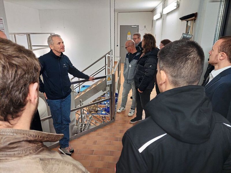  ... denn Jens Lüke von der Trinkwasserversorgung Würzburg schenkt den Teilnehmern wenn schon nicht reinen Wein dann doch glasklare Einblicke ein. (Bild: Stefan Bausewein)