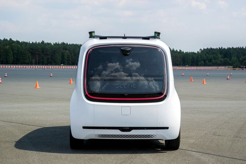 Hinten gibt es ein großes Bremslicht. (Bild: VW)