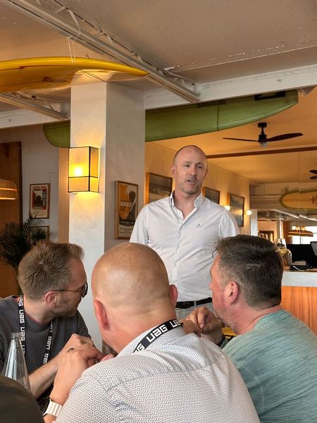 Beim Dinner begrüßt Fraser Heaslip (UAG) die Gäste. (Bild: Vogel IT-Medien GmbH)