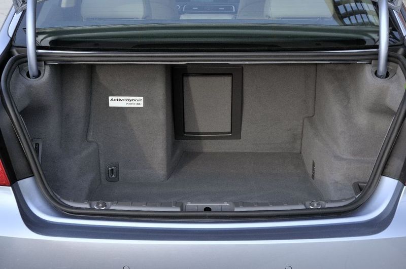 Die Lithium-Ionen-Batterie okkupiert einen guten Teil des Kofferraums. Immerhin bleibt die komplette Ladetiefe samt Skidurchreiche erhalten. Fotos: BMW (Archiv: Vogel Business Media)