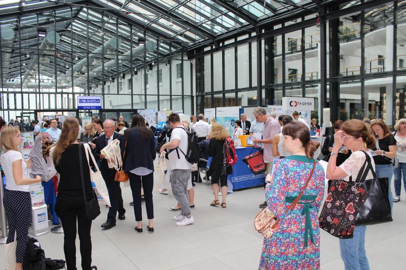 Impressionen der Lab-Supply Berlin vom 13. Juni 2019  In den Hallen des Estrel-Hotels in Berlin Neu-Kölln konnten Besucher der Lab-Supply mit den Ausstellern ins Gespräch kommen. Hier sind einige Impressionen vom Messetag sowie Besucherstimmen für Sie zusammengestellt. Die nächste Lab-Supply ist am 28. August 2019 in Dresden. Weitere Infos zu den kommenden Lab-Supply-Messen finden Sie auf www.lab-supply.info.   Lese-Empfehlung: Nachbericht zum erfolgreichen Auftakt der Lab-Supply in Wien. (Bild: LABORPRAXIS, C. Lüttmann)