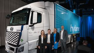 Darf losrollen! Von links: Sara Schiffer, Geschäftsführerin Hylane GmbH, Maximilian Draxler, dort Head of Finance, Sabine Essmann, Key Account Managerin Schmitz Cargobull, und Beat Hirschi, Geschäftsführer Hyundai Hydrogen Mobility, vor dem frisch zugelassenen Hyundai-H2-Lkw. (Bild: Hylane)