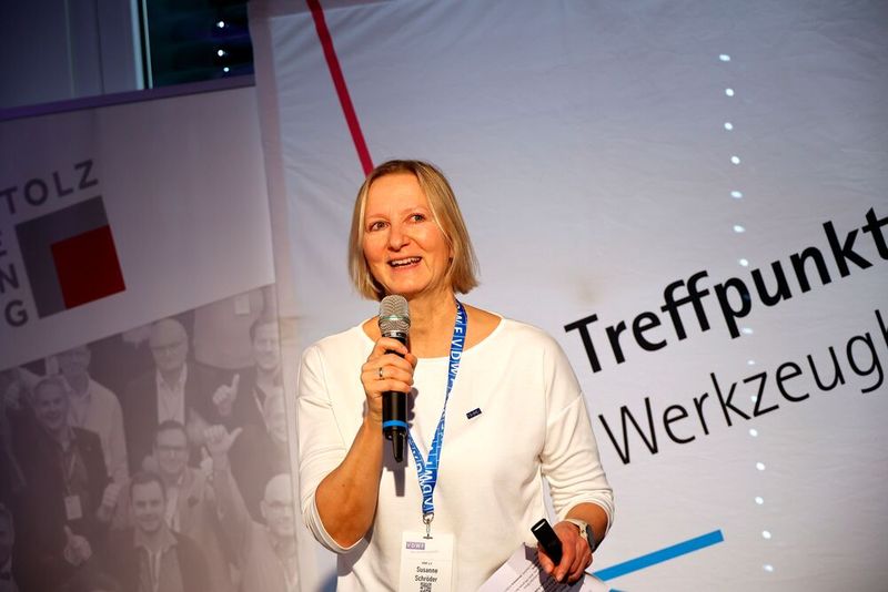 Die Branche steckt in der Krise. Deshalb wendet sie sich in einem offenen Brief an Ursula von der Leyen, Präsidentin der Europäischen Kommission, sowie an die deutsche Wirtschaftsministerin Katherina Reiche. Susanne Schröder, Sprecherin des VDWF, stellte die Kampagne vor.  (Bild: Maschinenmarkt/rw)