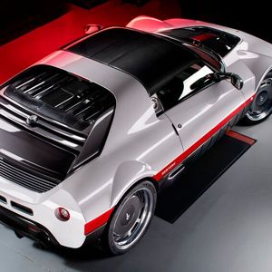 Als Barchetta ist der Runabout vollständig offen ausgelegt, alternativ steht eine Targa-Version mit herausnehmbarem Carbon-Dachelement zur Wahl, das die Keilsilhouette erhält und zugleich Wetterschutz bietet.(Bild:  Bertone)