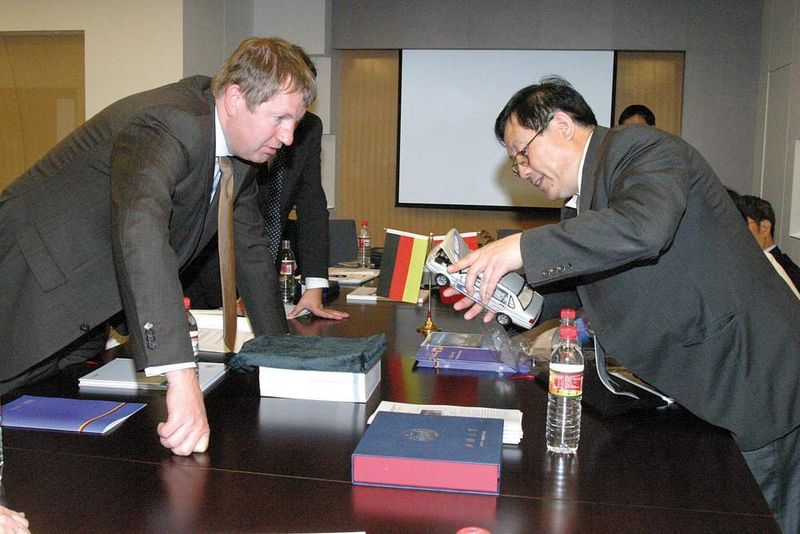 Niedersachsens Wissenschaftsminister Lutz Stratmann mit Prof. Wan Gang, früher an der Tongji-Universität und seit einigen Jahren Forschungsminister der chinesischen Regierung, bei der Vorstellung eines VW-Santana-Modells mit Wasserstoffantrieb. Bild: Kiefer (Archiv: Vogel Business Media)