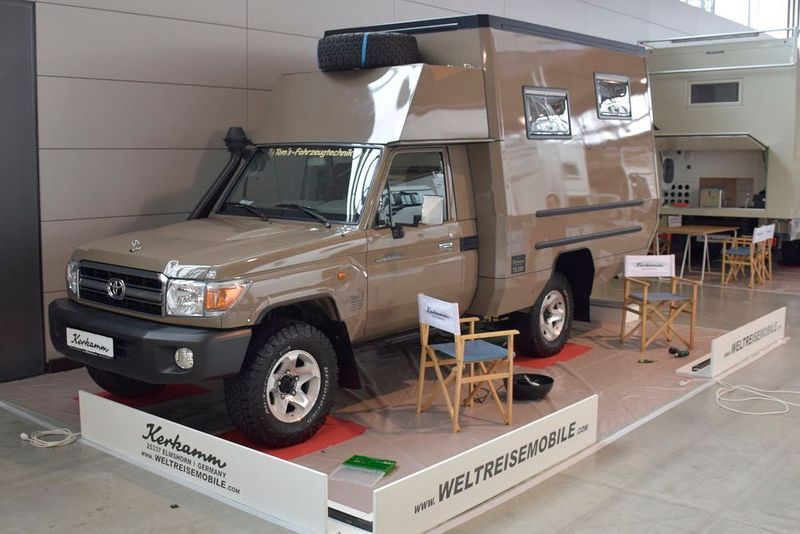 Wer eine kleine Afrikaexpedition plant, sollte den umgebauten Toyota Landcruiser von Tom's Fahrzeugtechnik in Betracht ziehen. (»kfz-betrieb«/Jan Rosenow)