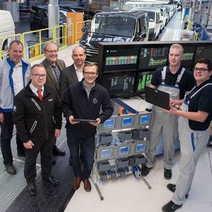 Volker Loebe (Projektleiter Digitalisierung in der Berufsausbildung für die deutschen Volkswagen Werke), Jürgen Jaskolla (Leiter für Fertigungsautomation), Walter Deterding (Betriebsrat Volkswagen Nutzfahrzeuge), Olaf Böker ( Leiter der Volkswagen Akademie Hannover), Rando Ballmann (Projektleiter) und Jannes Ditloff (23, li.) sowie Dennis Schwertfeger (21) beide Auszubildende Elektroniker für Automatisierungstechnik (3. Ausbildungsjahr) an der selbstgebauten Schalt-Tafel mit Komponenten für die Zentrale Anlagenüberwachung (v.l.n.r.).