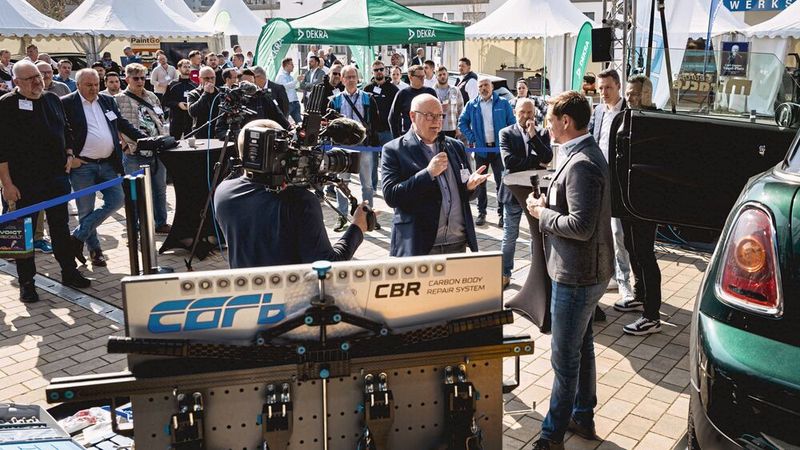 Eigentlich schon in Rente, ließ es sich WKST-Erfinder und Fahrzeug+Kariosserie-Urgestein Konrad Wenz (mitte vorne) nicht nehmen, aktiv mit von der Partie zu sein. (Bild: Stefan Bausewein)