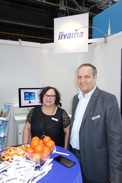 Susanne Nas und Abdullah Cakamk, iiyama, haben leckere Karamell-Kekse. (Bild: IT-BUSINESS)