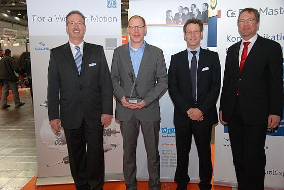Ehrer und Geehrter: (v. li.) Harald Pfau (Vorstand der Werbas AG), Steffen Dominsky (Redakteur »kfz-betrieb«), Wolfgang Kallweit (Geschäftsführer Control Expert GmbH) und Dr. Ullrich Walz (Leiter Marketing der ZF Services GmbH). (Archiv: Vogel Business Media)